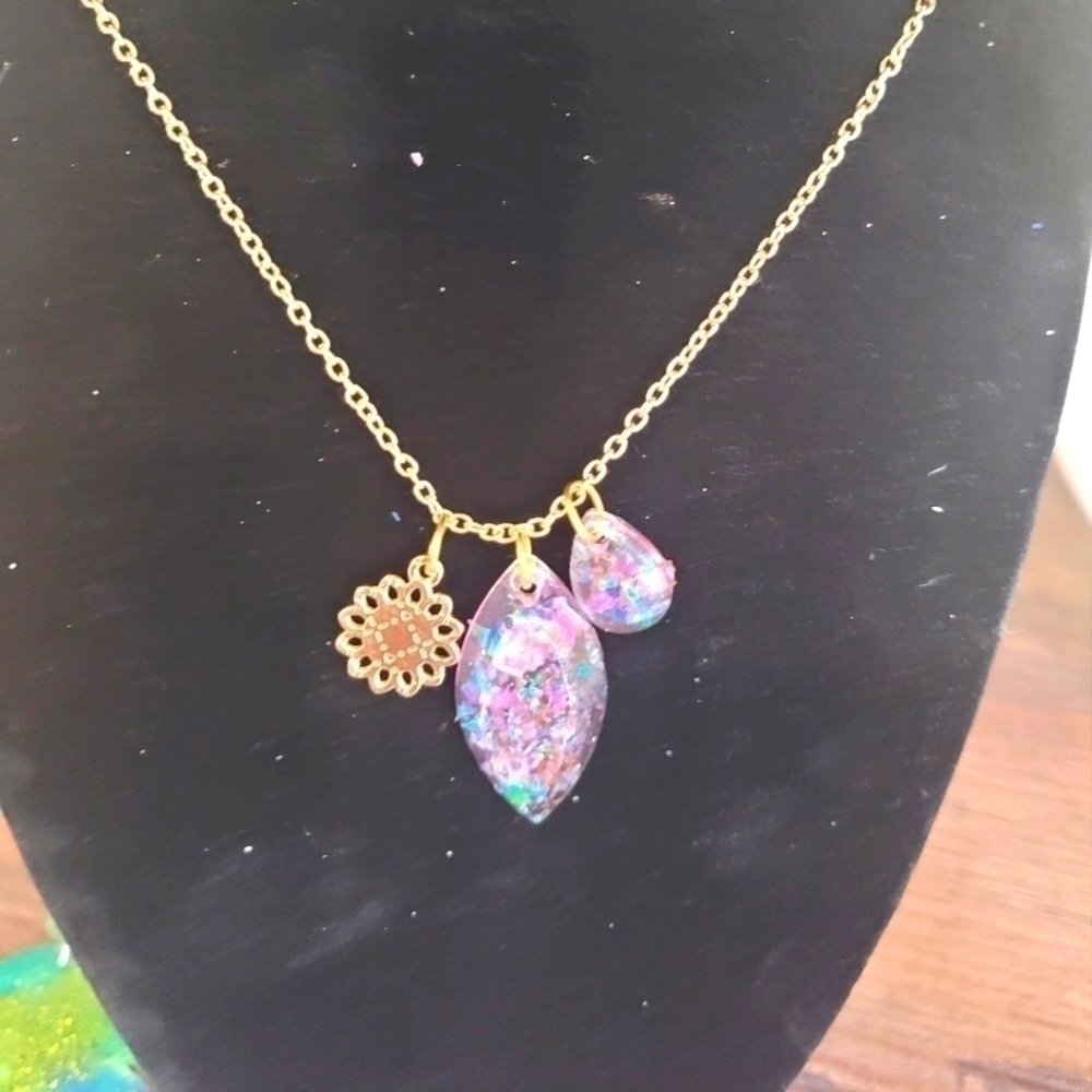 𝅺three charm resin necklace